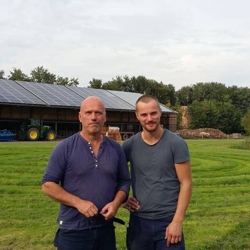 Jeroen Robbers, oprichter van boerenbedrijf De Terp, en zijn zoon Rinke